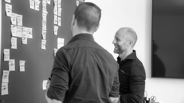 Geschäftführer styleflasher_ beim Planen eines Projektes_s/w