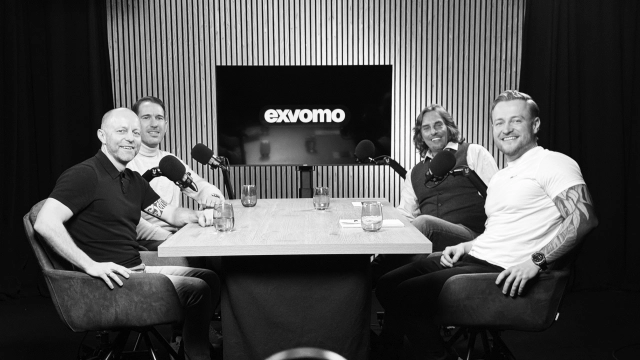 Markus Gwiggner, Thomas Leskowski, Christian Steinwender und Gerald Weber im exvomo Podcaststudio am Tisch.