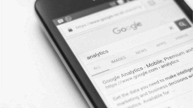 Smartphone mit Google Suche s/w