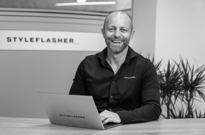 Freundliches Profilbild vom Markus Gwiggner, Geschäftsführer von styleflasher_ vor Laptop sitzend